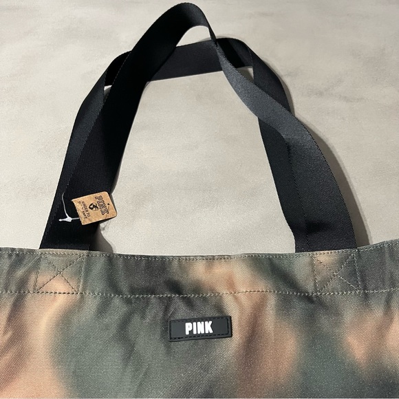 PINK NWT Large Weekender Tote in Camouflage - Picture 3 of 7